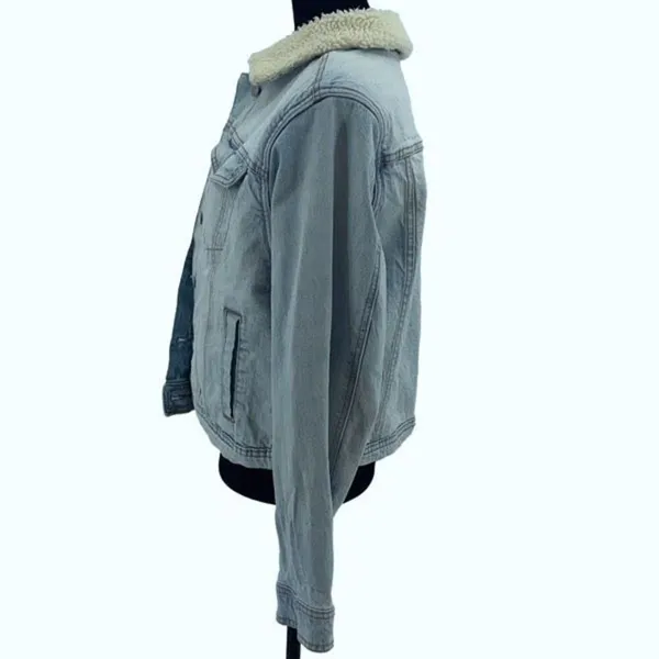 Universal Thread Womens Button front Sherpa Lined Denim Jacket Light Wash Medium - Image 4