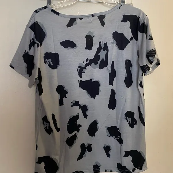 Haute Women’s Blouse M Medium Black Gray Print V Neck NWT Bust 38” - Image 4
