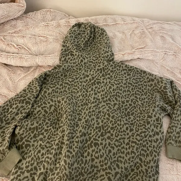 American Eagle cheetah print sweatshirt- small - Image 3