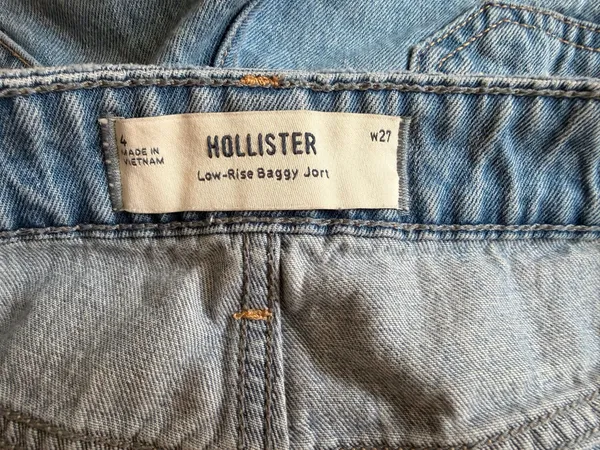 Hollister Baggy Cargo Low-Rise Shorts - Image 3