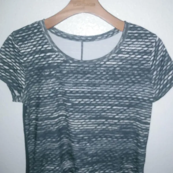 Under Armor M Short Sleeved Athletic Running Top Black Silver - Image 4