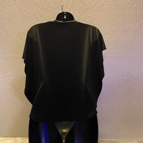 🆕 Julie’s Closet Black Blouse with Accent Necklace - Image 8