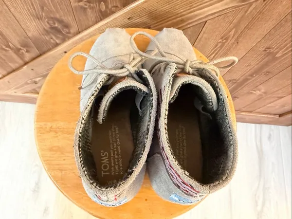 TOMS Women’s 6.5 Gray Suede Wedge Ankle Booties Lace Up Embroidered - Image 5