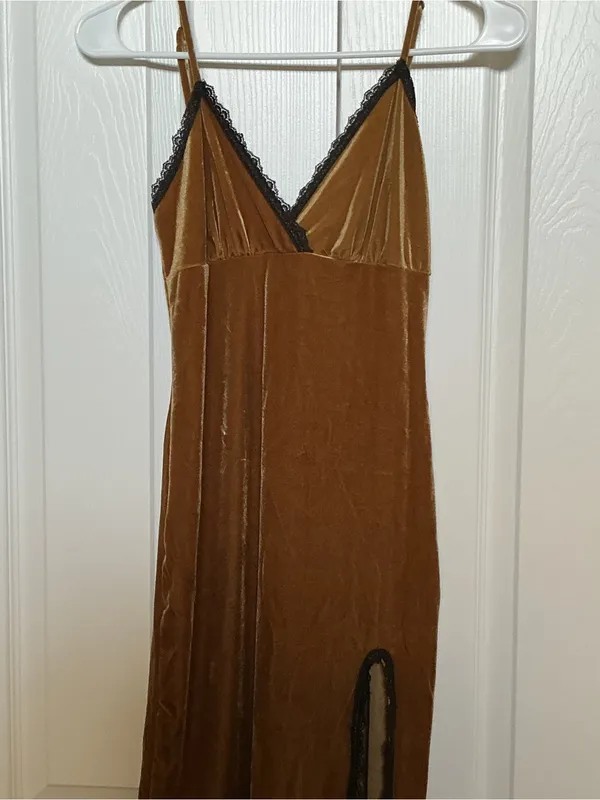 Forever 21 Gold Velvet Slip Dress with Black Lace - Image 4