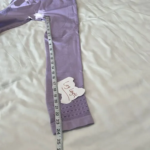 Gymshark szS lavender high waisted leggings w/cutouts & derrière stitching EUC - Image 8