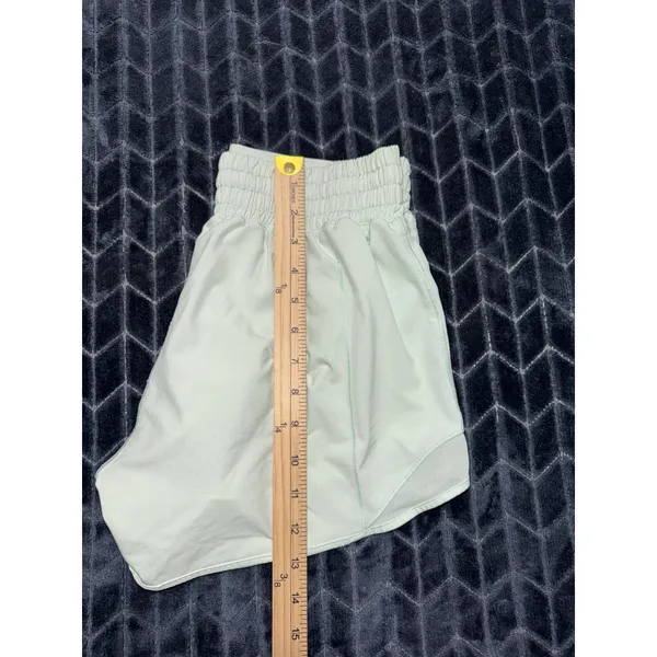 Lululemon Women Hotty Hot High Rise Lined Short Light Green Size 6 - Image 10