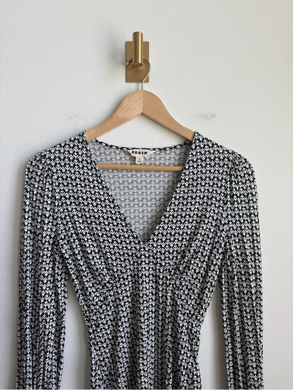 Boden Black White Geometric Floral V-Neck Blouson Sleeve Top Size 4 - Image 4