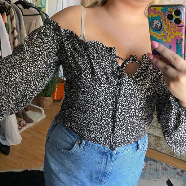 Blush Off Shoulder Printed Long Sleeve Cropped Top Black Size Small - Image 10