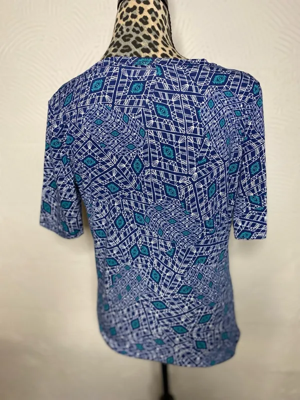 LuLaRoe Blue and Teal Geometric Short Sleeve Top - Image 5