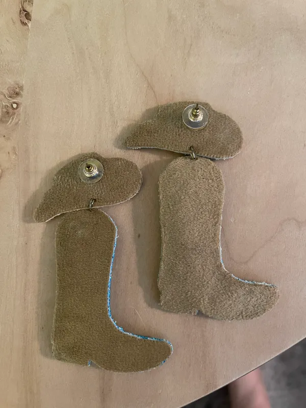 Dos Femmes Bride To Be Boot Earrings - Image 2
