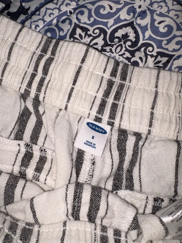 Old Navy Stripped Linen Shorts - Image 3