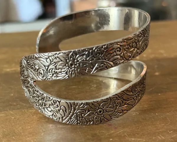 Silver tone floral etched cut out wavy cuff bangle bracelet - Image 3