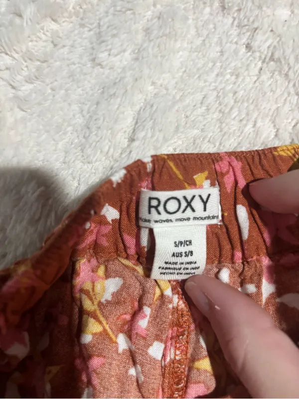 Roxy floral pants small - Image 4
