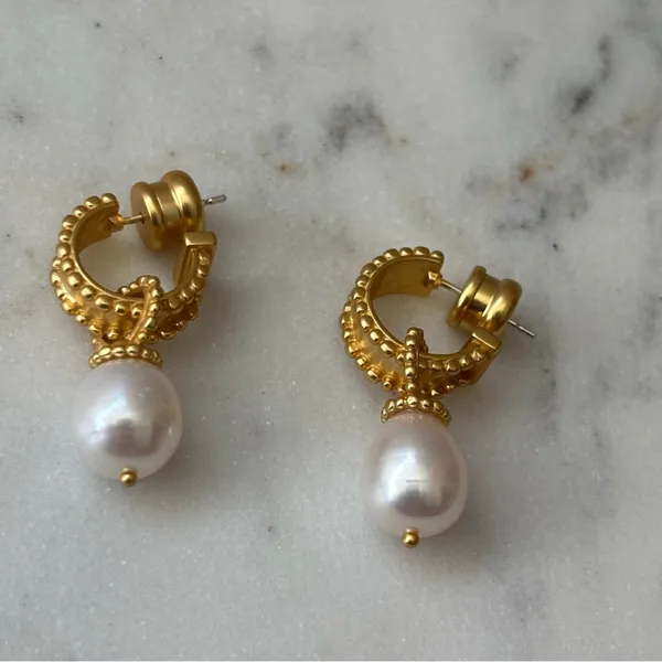 NWOT Gold and White Pearl Hoop Earrings - Image 4