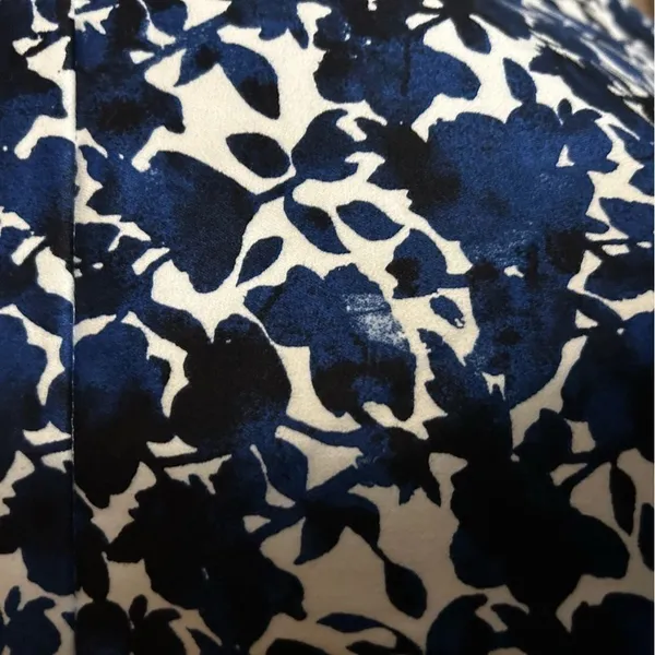 J. By J. Crew Pencil Mini Skirt Size 2 Blue & White Floral Design - Image 3