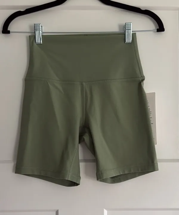 Lululemon Size 4 Align High-Rise 6” Biker Shorts in Desert Green - Image 3