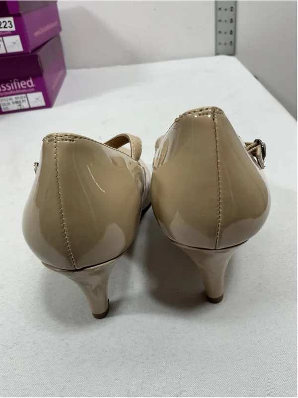 Womans New In Box City Classified Kaylee Mary Jane Pumps Size 7 Beige - Image 4