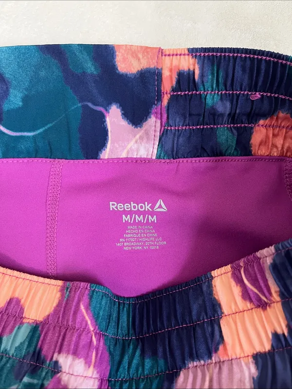Reebok Women's Athletic Shorts Size Medium - Image 6