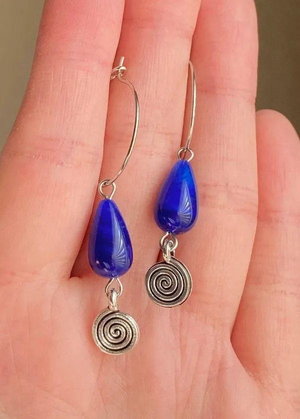 Handmade german teardrop beads & swirl dangle hoop earrings💫💙 - Image 5