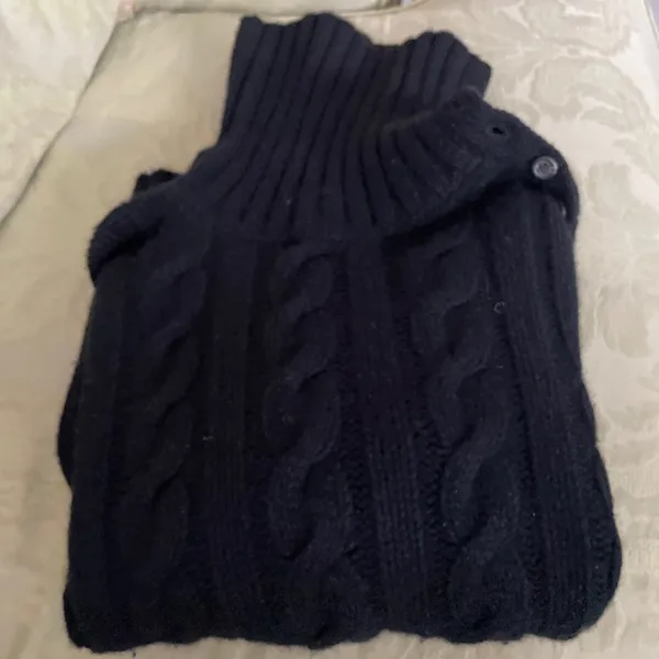 Beautiful Ralph Lauren cashmere and wool cable sweater with buttons at the neck - Image 6