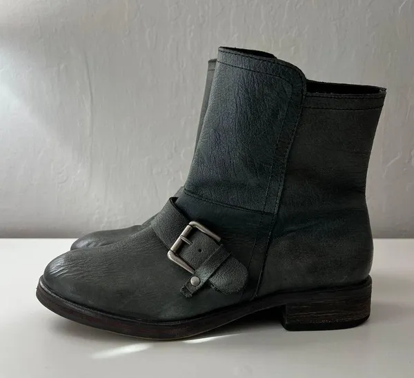 Treasure & Bond Women's Leather Moto Strap Ankle Boots Size 8 Grunge Trendy - Image 4