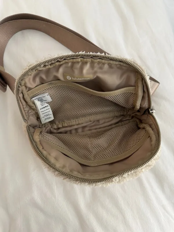 Lululemon Everywhere Belt Bag 1L - Image 4