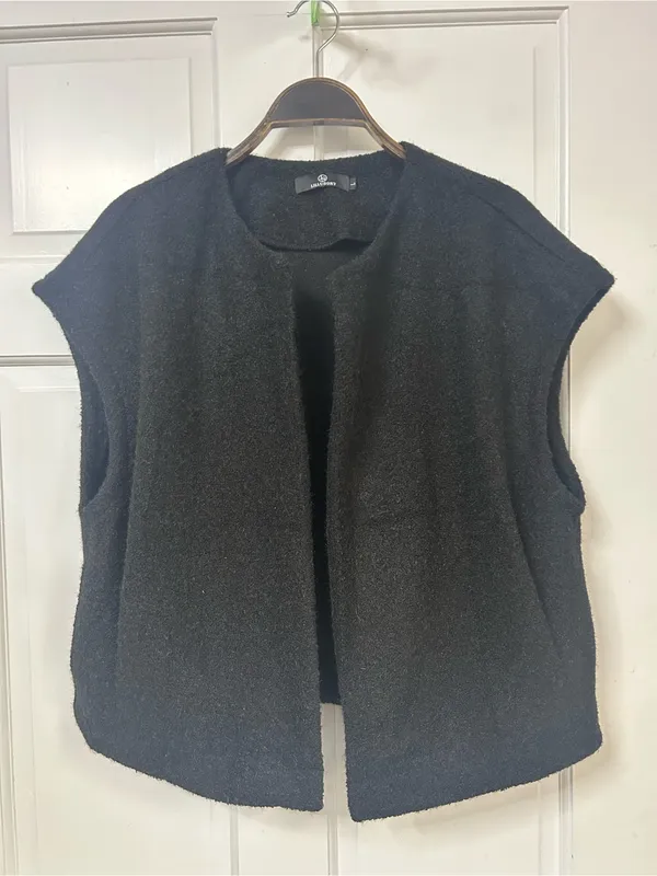 Sleeveless Open-Front Vest in Charcoal - Image 2