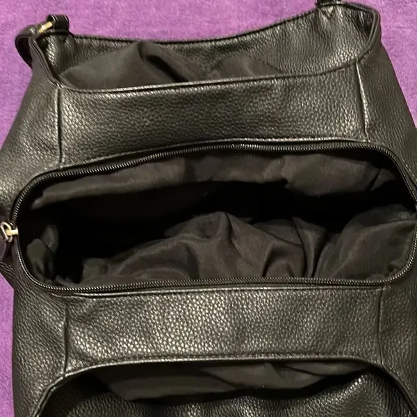 Liz Claiborne black handbag with lots of pockets and cute lock accent EUC - Image 11
