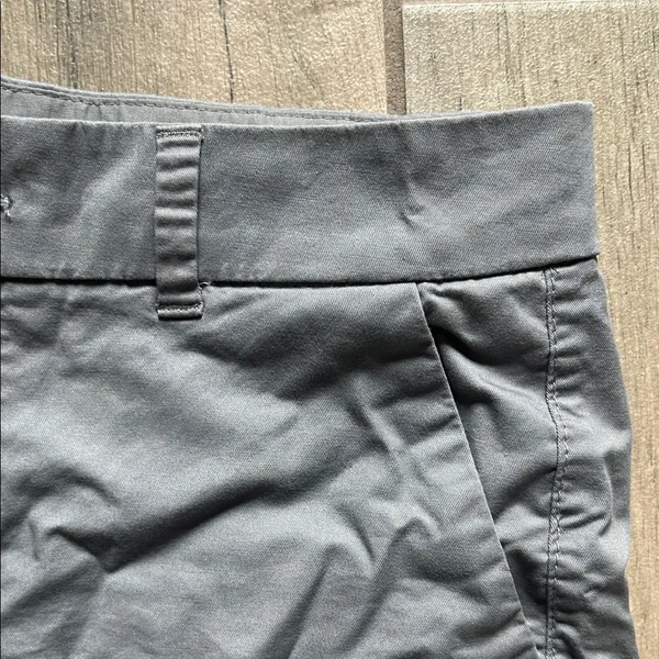 Old Navy Women's Charcoal Cargo Shorts - Image 3