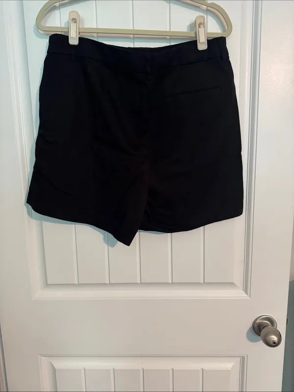 Old Navy Black Tailored High-Rise Women’s Shorts - Image 2
