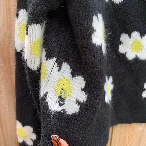 Cider Black & white flower cropped oversized sweater‎ size small - Image 4