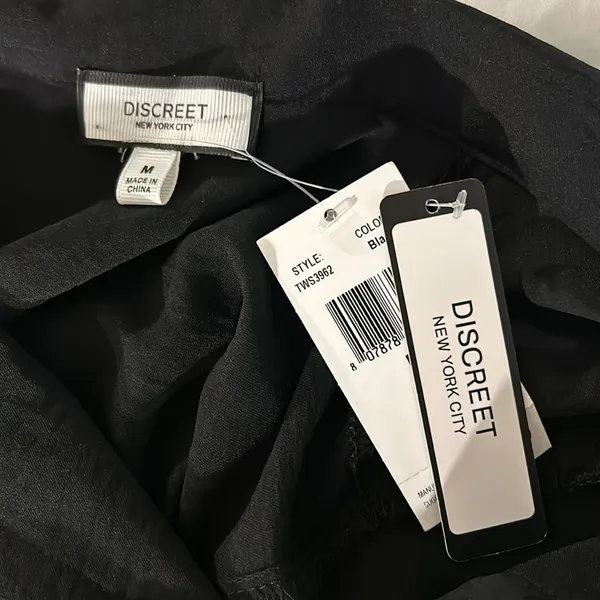 NWT  Size M Black Button Down Crop Top - Image 12