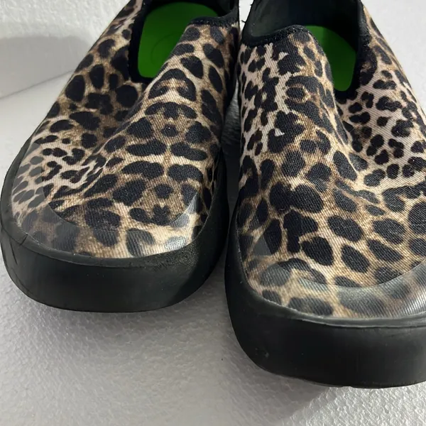 Oofos leopard print slip on recovery shoes size 7 1/2 - Image 3