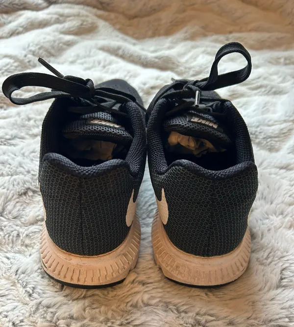 Nike Tennis Shoes - Image 6