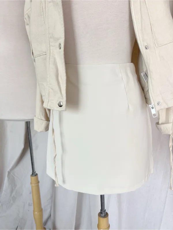 Classic White Mini Skirt Size M - Image 2