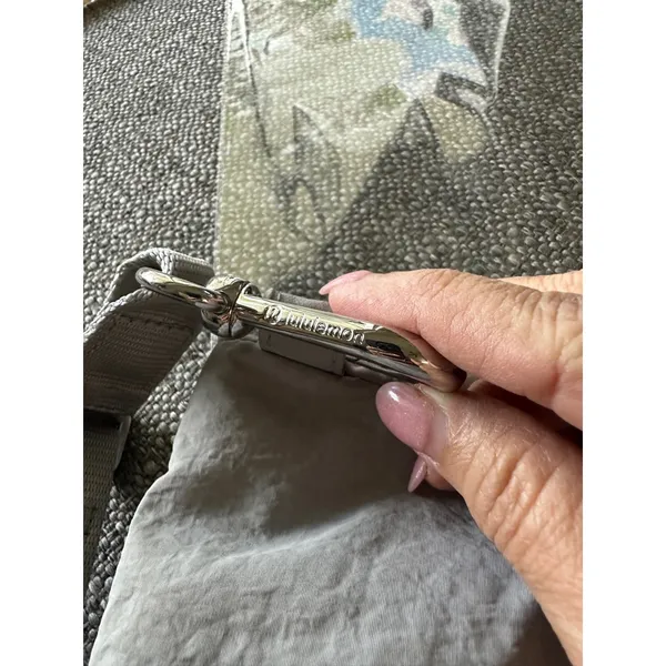 Lululemon Grey Crinkle Nylon Crossbody Bag‎ Adjustable Strap Silver Logo Bag EUC - Image 11