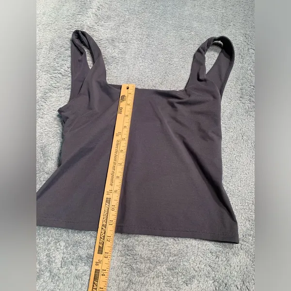 Fabletics cropped tank top with built in shelf bra - Image 8