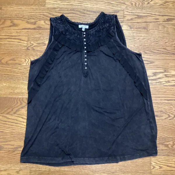 White birch Black Acid Wash Lace And Ruffle sleeveless Blouse Size Medium - Image 4