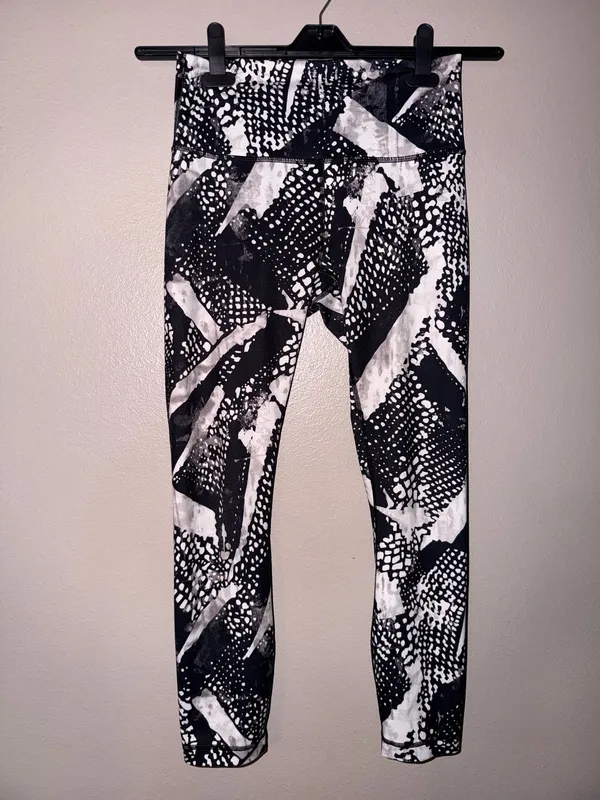Lululemon Black & White Patterned High-Rise Leggings Size 8 - Image 2