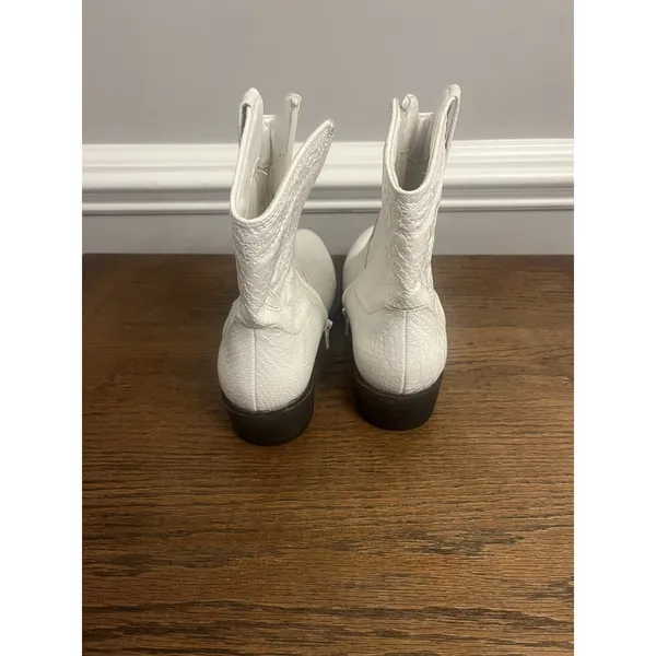 Coconuts By Matisse Derringer White round toe cowgirl booties 7 concert wedding - Image 6