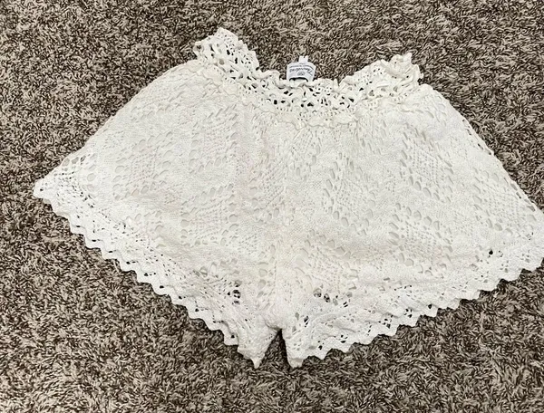 Handmade White Crochet Lace Lined Shorts - Image 4