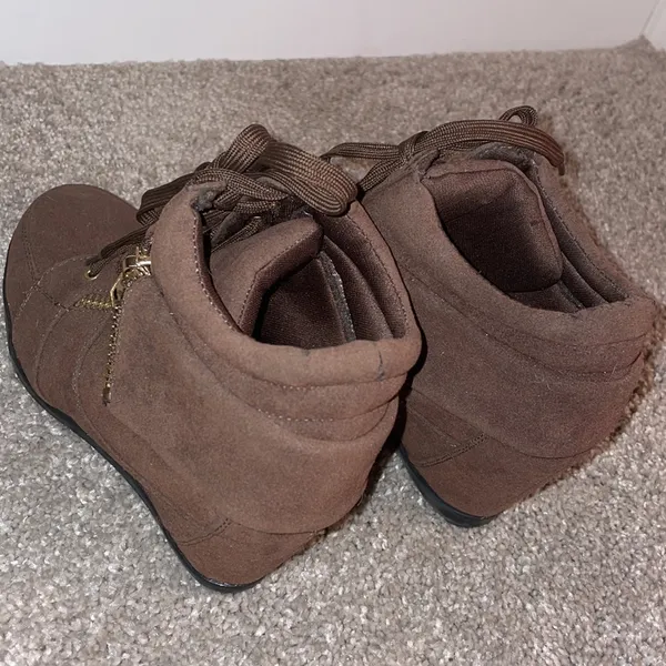 Forever 21 wedge bootie in chocolate brown with gold trim size 7.5 - Image 13