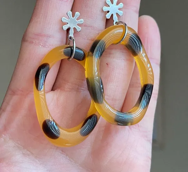 Handmade unique boho vintage funky style tortoiseshell hoop & flower dangle earrings🌼 - Image 6