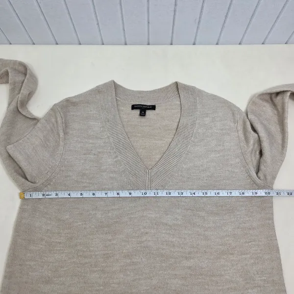 Banana Republic Beige V-Neck Sweater Size‎ M - Image 5