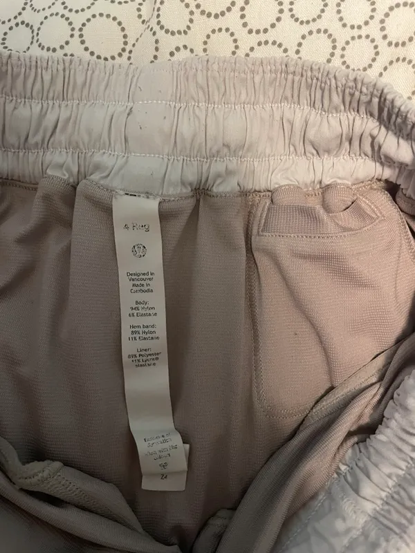 Lululemon White Hotty Hot 2.5” Shorts size 4 - Image 2