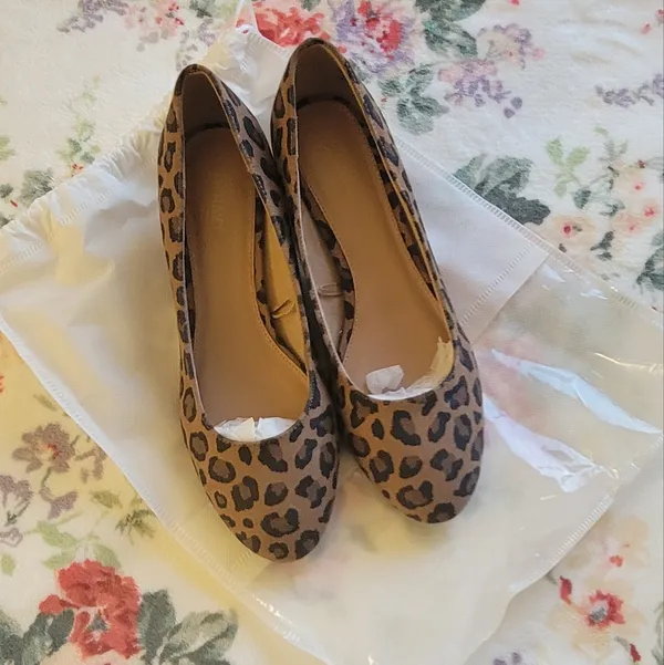Old Navy Women's Leopard Faux-Suede Mid-Heel Pumps - Image 4