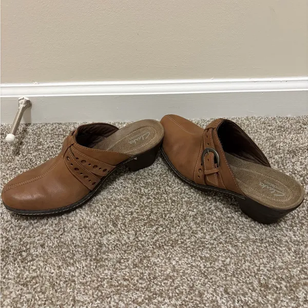 Clarks Bendables Womens Mules Shoes Brown Leather Slip On Buckle Block Heels 8.5 - Image 2
