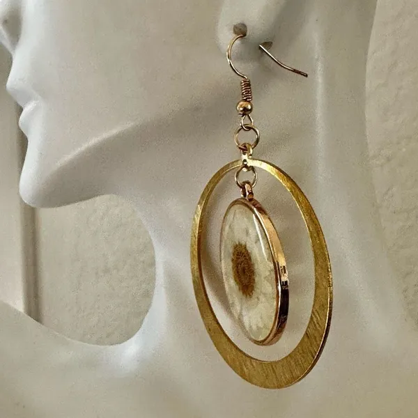 Real Pressed Daisy Resin Earrings in Gold Tone Circles - Image 8