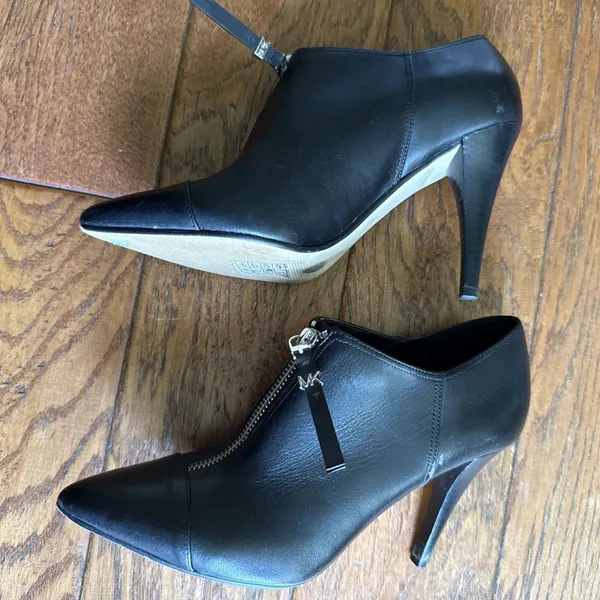 Michael Kors MK 7.6 M Black Leather Ankle Boots Front Zipper Pointed Toe Witchy - Image 6