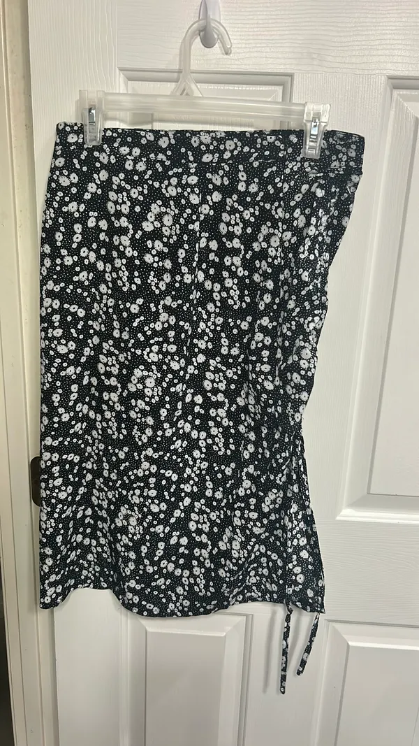 Forever 21 Black Floral Midi Skirt - Image 2